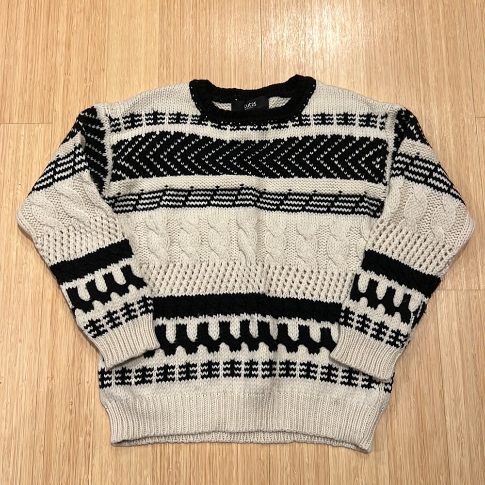 Pre-Owned. Like new 100% soft wool, size M texted stripe sweater from Cut 25.
